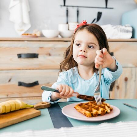 Jak nauczyć dziecko zachowania przy stole? / Podstawy dobrych manier dla dzieci