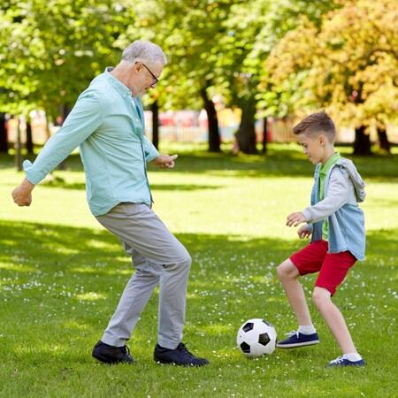 Aktywne spędzanie czasu z wnukami utrzyma Cię w formie / Psychiczne i fizyczne zalety spędzania czasu z dziećmi