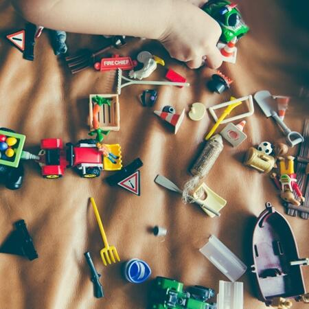 40 sposobów na zabawę z dziećmi, kiedy musimy zostać w domu / Pomysły na ciekawe i kreatywne domowe zabawy