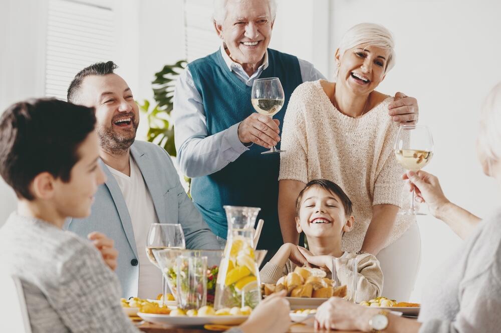 Jak urządzić niezapomniane rodzinne przyjęcie? / Wskazówki i inspiracje na rodzinne spotkania