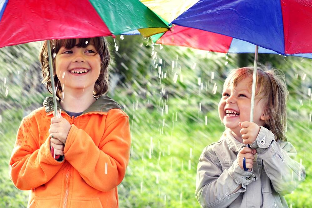 Zabawy z wnukami w deszczowy dzień, na zewnątrz i w domu / Pomysły na zabawy z dziećmi, kiedy pada deszcz