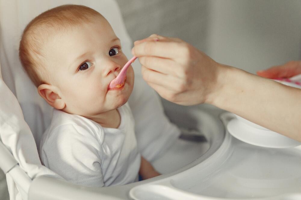 Zupki dla niemowląt - jak je przygotowywać w zależności od wieku dziecka? / Kiedy wprowadzać warzywa do diety dziecka w postaci zupek?