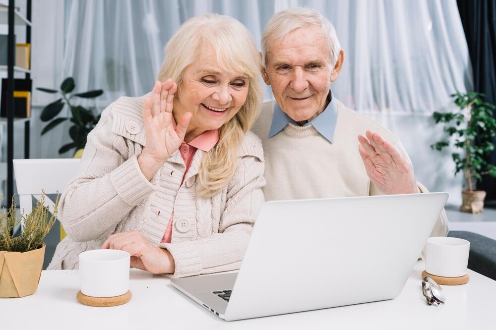 Dziadkowie na odległość - jak bawić się z wnukami online? / Pomysły na gry i zabawy za pomocą komunikatorów