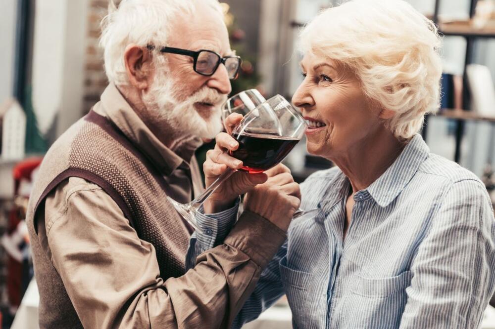 Wino dla Babci i Dziadka. Jakie wino na prezent dla seniora? / Jakie wino wybrać dla babci i dziadka?