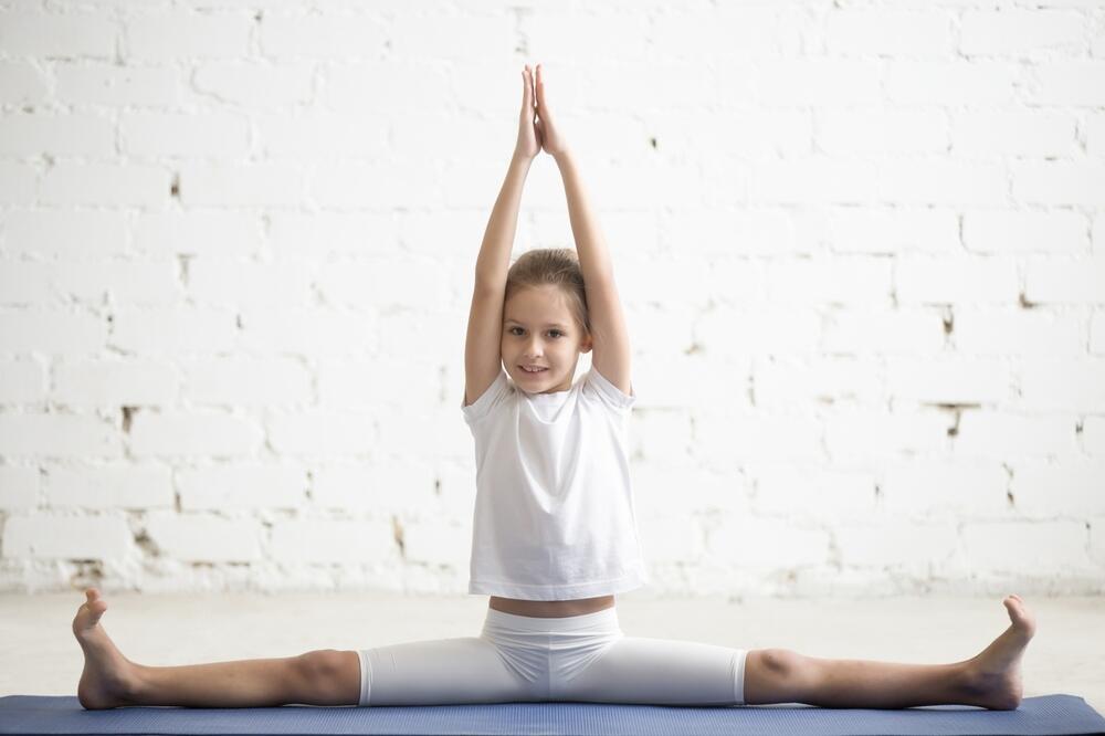 Joga z dzieckiem - korzyści i zestawy ćwiczeń / Jak ćwiczyć jogę z dziećmi?