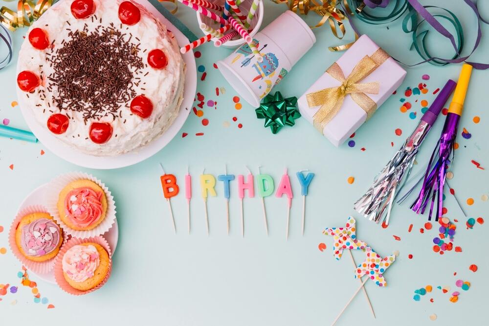 Jak złożyć życzenia urodzinowe? / Pomysły na spersonalizowane i śmieszne życzenia urodzinowe