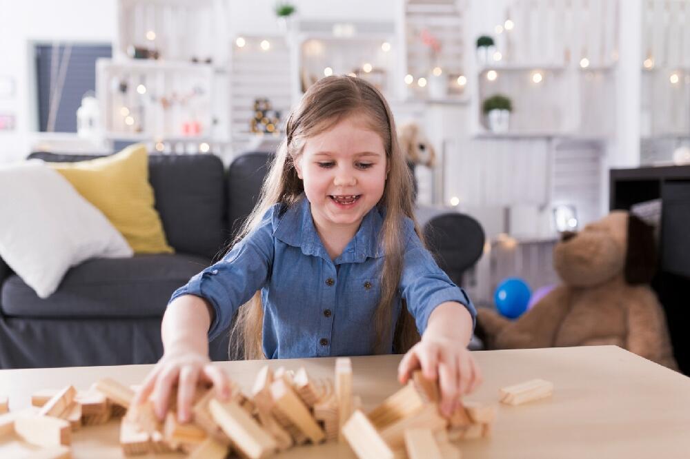 Zabawa i nauka: jak domino drewniane wspomaga rozwój dzieci? / 
