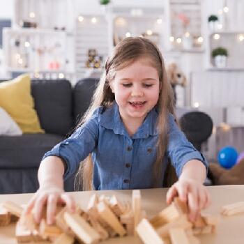 Zabawa i nauka: jak domino drewniane wspomaga rozwój dzieci? Jakie zabawki są obecnie najpopularniejsze wśród dzieci?