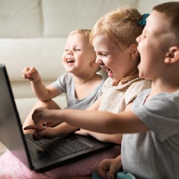 100 pomysłów na zabawy i spędzanie czasu z dziećmi online Sposoby na wspólne spędzanie czasu z wnukami na odległość