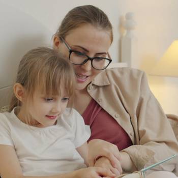 Książka lepsza niż tablet. Jak przekonać dziecko do czytania? Historia i pochodzenie Dnia Matki