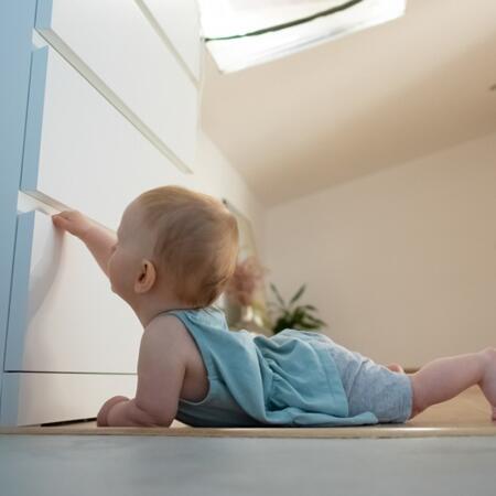 Jak uczynić swój dom bezpiecznym dla dzieci? Zasady dotyczące bezpieczeństwa dzieci w domu