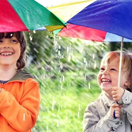 Zabawy z wnukami w deszczowy dzień, na zewnątrz i w domu Pomysły na zabawy z dziećmi, kiedy pada deszcz