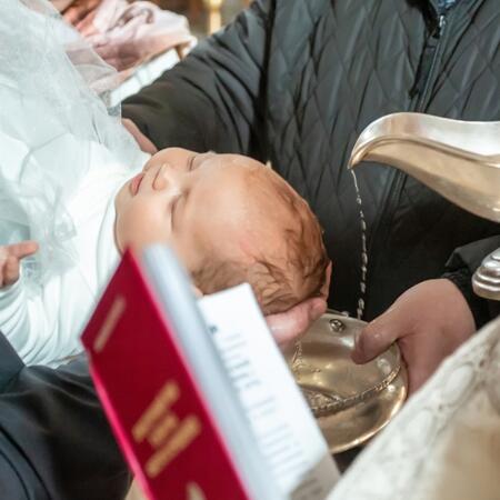 Prezent na chrzest dla wnuka Pomysłowe prezenty na chrzest od dziadków