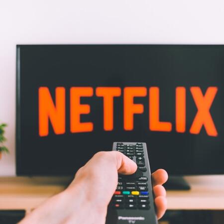 Co to jest Netflix i jak z niego korzystać? Jak założyć konto w serwisie Netflix, aby korzystać z szerokiej oferty filmów?