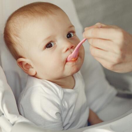 Zupki dla niemowląt - jak je przygotowywać w zależności od wieku dziecka? Kiedy wprowadzać warzywa do diety dziecka w postaci zupek?