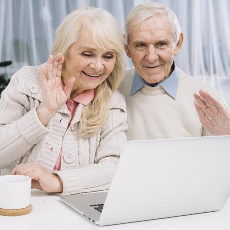 Dziadkowie na odległość - jak bawić się z wnukami online? Pomysły na gry i zabawy za pomocą komunikatorów