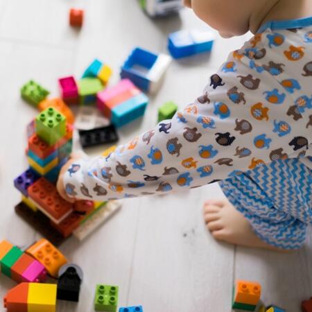 Zabawki dla dwulatka - czym zająć energicznego maluszka? / Kreatywne zabawki, które wspomogą aktywność ruchową dziecka