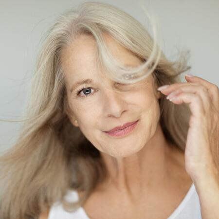 Jak dbać o włosy w dojrzałym wieku? Właściwa pielęgnacja starzejących się włosów