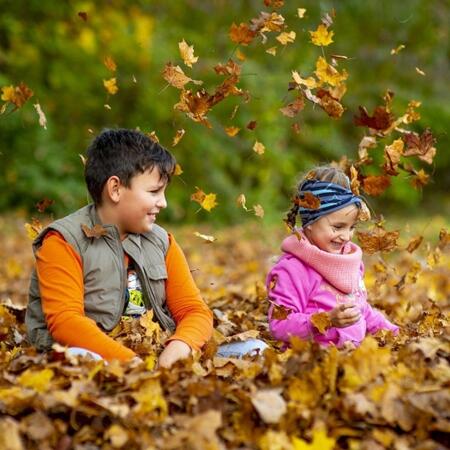 Jesienne zabawy dla wnuków i dziadków / Pobudzające zabawy na świeżym powietrzu jesienią