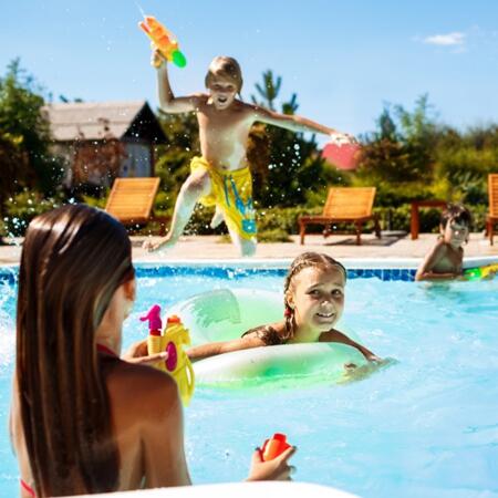 Wodne zabawy - pomysły na przydomowy park wodny W co bawić się dziećmi w wodzie, w upalne dni?