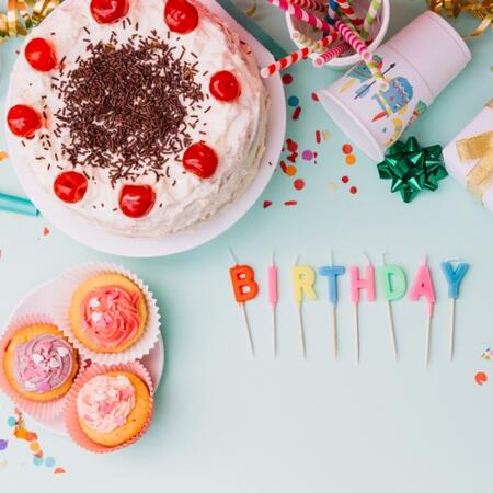 Jak złożyć życzenia urodzinowe? / Pomysły na spersonalizowane i śmieszne życzenia urodzinowe
