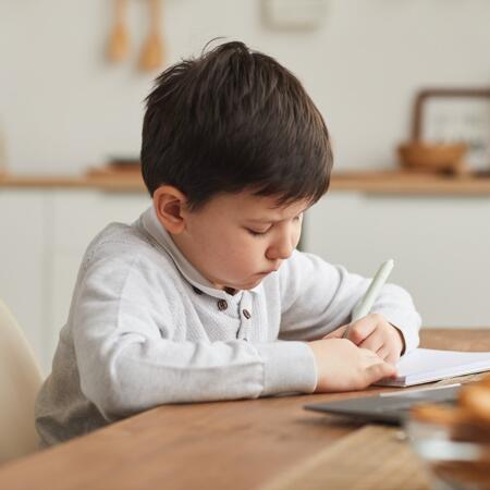 Ładne pismo to podstawa - 5 porad, które pomogą w nauce Twojemu wnuczkowi 