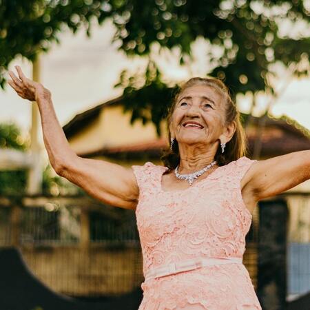 Drugi rozdział kariery: Dlaczego praca w opiece po 50. to idealny sposób na łączenie zarobku z misją życiową? / 