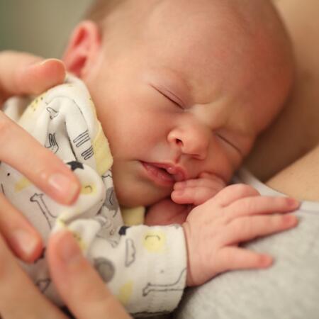 Jak wybrać najlepszą koszulę do karmienia piersią? / 